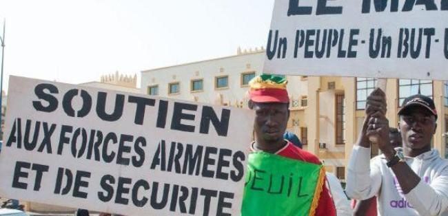 Mali: Des milliers de personnes à un rassemblement de soutien à l’armée