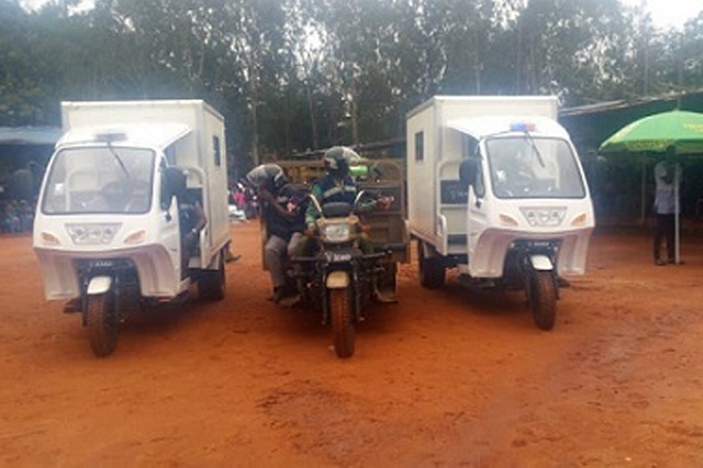 Actions sociales / D’une démocratie à une dictature : 307 ambulances au Ghana, 02 malheureux tricycles au Togo