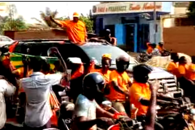 Jean-Pierre FABRE draine une foule immense dans les rues de Lomé à travers une grande caravane