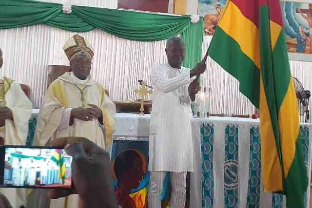 Vidéo : Après la levée du blocus de l&rsquo;armée Mgr organise une messe .