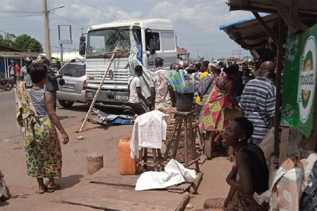 Une semi-remorque finit sa course dans le marché d’Agbonou