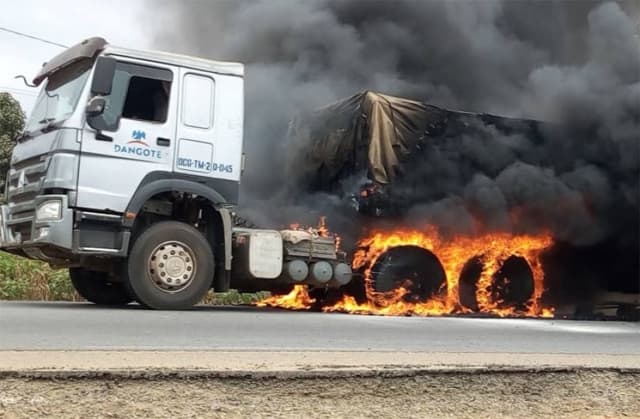 Drame: Un camion Dangote prend feu et fait 2 morts.