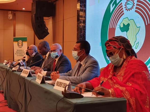 Guinée : des observateurs de la CEDEAO surpris avec d’importantes sommes d’argent