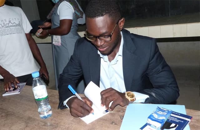 Littérature/dédicace d’ouvrage : Fernand Hounton livre les secrets de la philosophie aux élèves