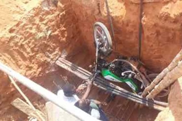 Togo : il se retrouve, avec son engin, dans un caniveau en construction à Adidoadin