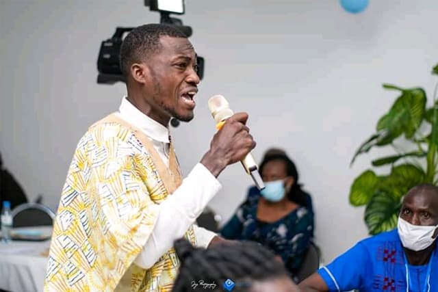 Musique : Le Roi Bokon signe son entrée officielle avec Table Rase