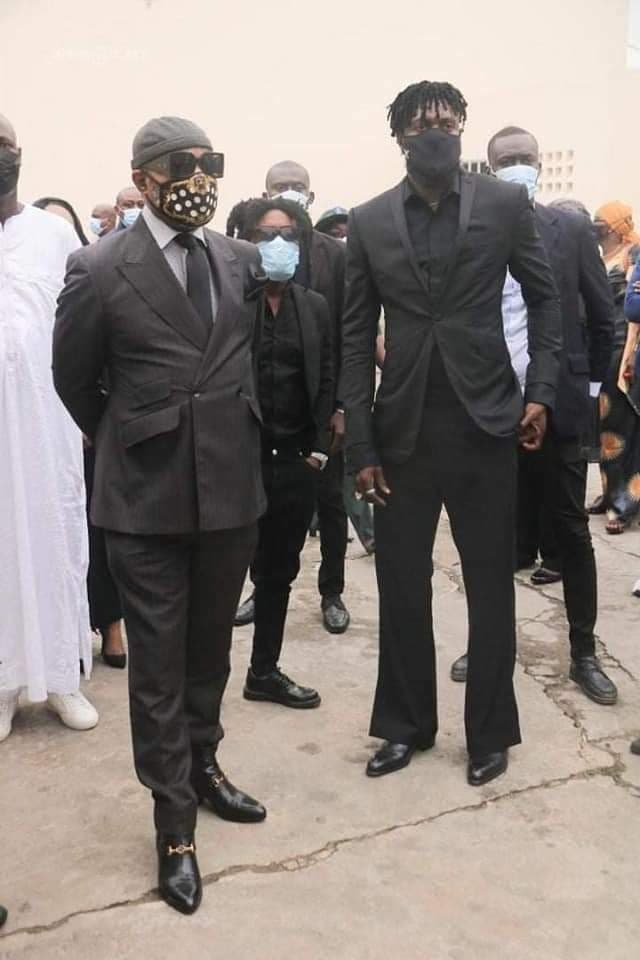 Togo : l’habillement d’Adébayor aux obsèques de Hambak fait jaser la Côte d’Ivoire