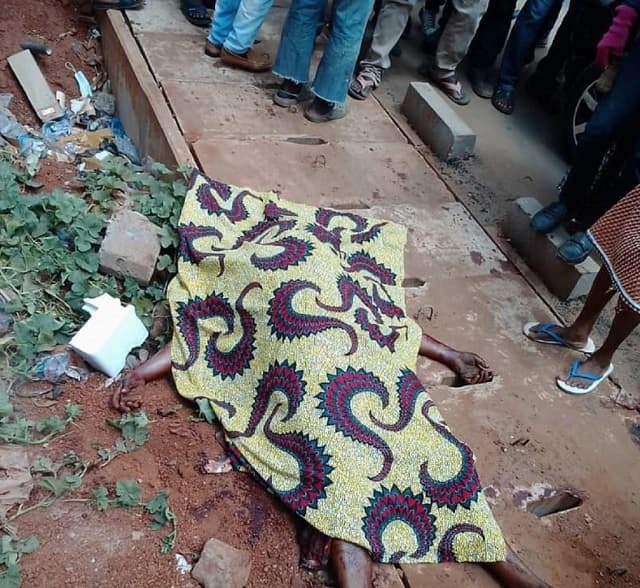 Togo/Braquage : une femme poignardée  à mort à Adjidogomé ce matin ; l’un des voleurs brulé vif