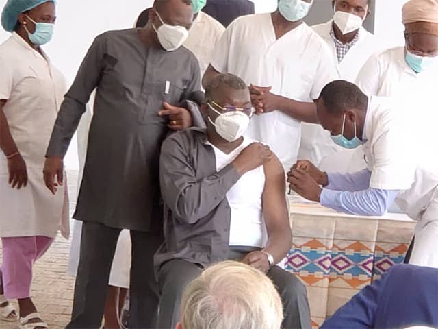 Imposition des tests malgré la vaccination : hérésie ou arnaque ?