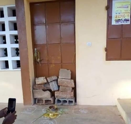 Togo/Lycée de Zowla : un gris-gris déposé devant les bureaux du proviseur et du censeur ; 3 élèves sont entrés en transe