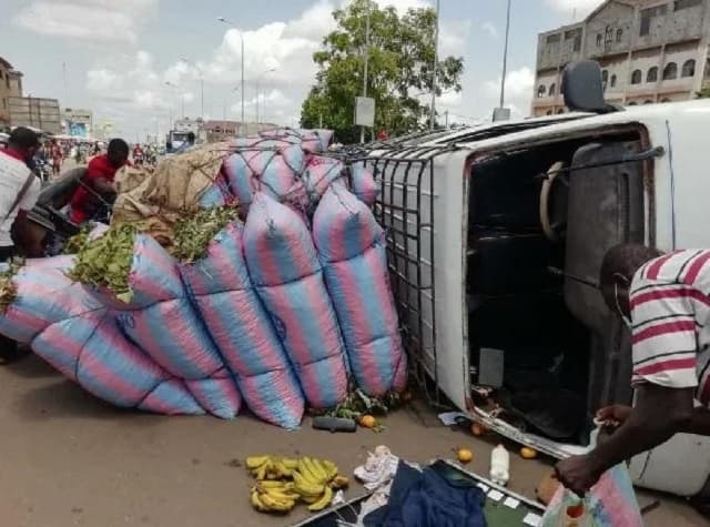 Togo : un véhicule surchargé se renverse sur lui-même à Agoè ; voici les faits