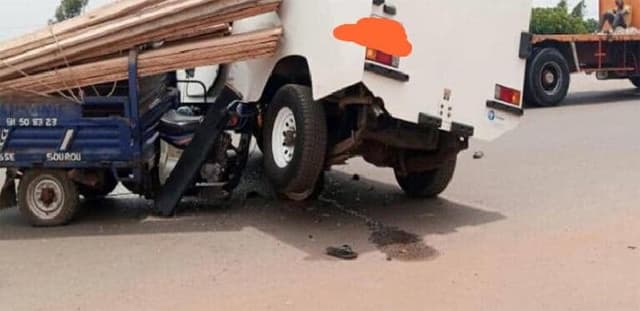 Togo/Accident : Un convoyeur de fonds cause de lourds dégâts à Agoè-Zongo