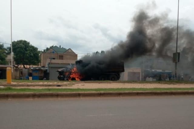 Togo : un camion à benne prend feu en circulation aux environs de Deux Lions