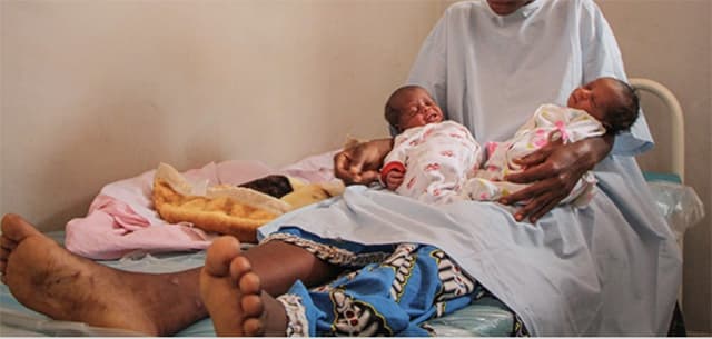 Togo : elle accouche de jumeaux en plein examen du BAC II