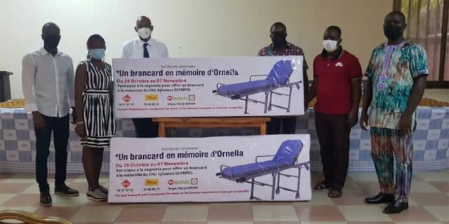 Togo : Les 2 brancards de l’opération en mémoire d’Ornella remis au SYNPHOT, une table d’accouchement et d’autres équipements promis