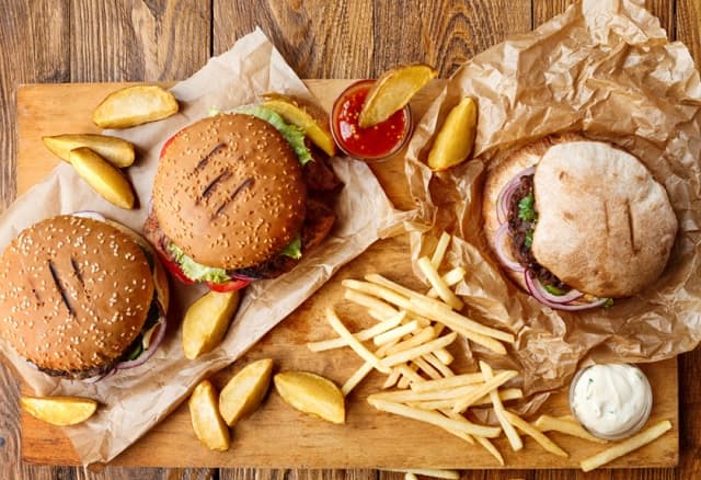 Togo-Dossier gastronomie : Fast food (Hamburger, frites, pizza, chawarma ), menace sur la santé !