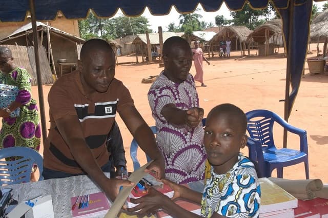 Rentrée scolaire : l’ONG OAPEC  fait don de kits scolaires à plusieurs élèves à Hahotoé