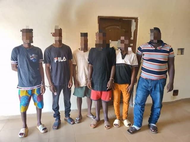 Togo : la police nationale démantèle un réseau de cambrioleurs à Akato ; plusieurs objets saisis