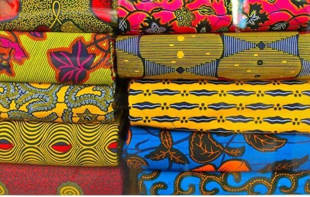 Les pagnes VLISCO ça n’enrichît que la Hollande. Il faut privilégier les pagnes fabriqués en Afrique