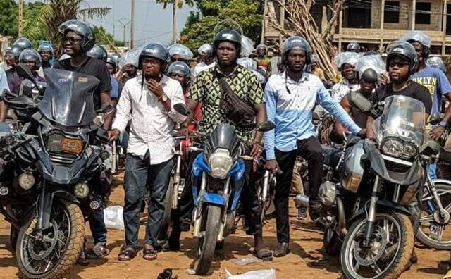 Togo : le député Gerry Taama distribue  500 casques aux conducteurs de taxi-moto du Grand Lomé