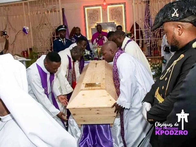 Décès de Mgr Philippe Fanoko Kpodzro : Hommage du Pape François et Inhumation à Lomé