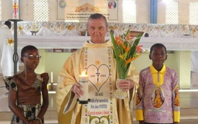 Au Togo, un prêtre polonais use ses souliers et pneus sur les pistes rurales