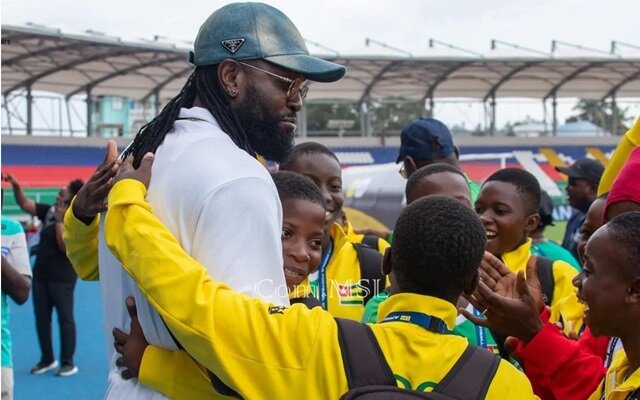 Togo/Rentrée scolaire : Adebayor parle cœur à cœur aux élèves 