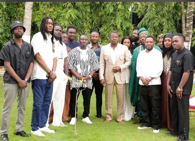 Togo : Faure Gnassingbé échange avec Masta Just, Senzaa, Tony X, Sethlo, Mic Flammez et Coni Ganster 