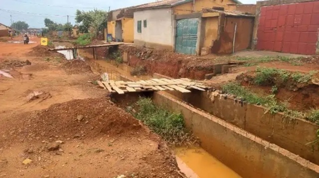 Togo / Dapaong: Financées à plus de 2,2 milliards FCFA, la RN24 et la rue des femmes laissées à l’abandon avec une population côtoyant de grands dangers