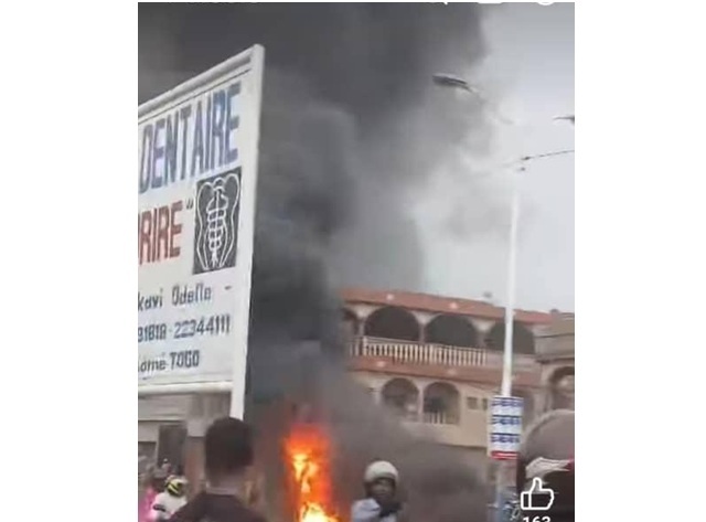 Togo : une moto chargée de carburant frelaté explose et s’embrase sur le boulevard de l’Oti