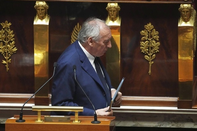 Chronique/France : La chute de Bayrou, prélude à une crise du régime