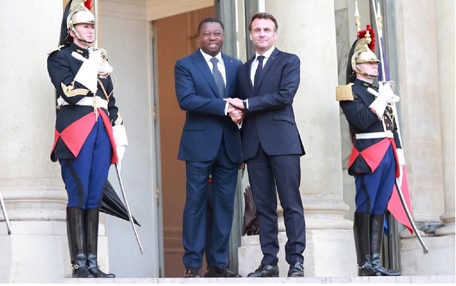 Togo – Cameroun : Embrassades et grands sourires d’un dictateur en France