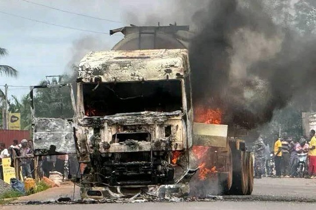 Togo/Incendie à Tsévié : un camion-citerne en flammes sur la nationale n°1