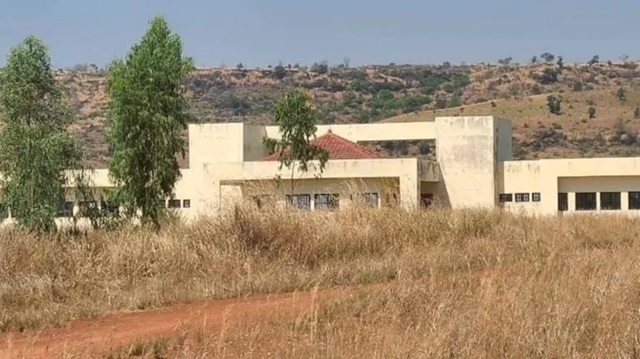 Togo: Après avoir dépensé près de 100 millions de FCFA pour construire les bureaux de la préfecture de Kpendjal-Ouest, le bâtiment inutilisable dans la brousse